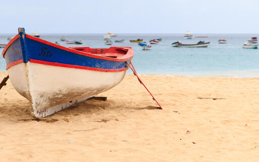 Bunte Boote auf Sal © Michel Borges / Shutterstock.com
