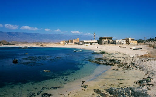 © AISPIX by Image Source / Shutterstock.com Der Strand der Küstenstadt Mirbat, Oman © AISPIX by Image Source / Shutterstock.com