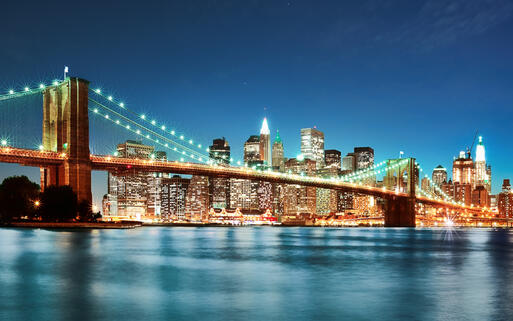 © IM_photo / Shutterstock.com Die Manhattan Brigde und die Skyline von New York bei Nacht, USA © IM_photo / Shutterstock.com