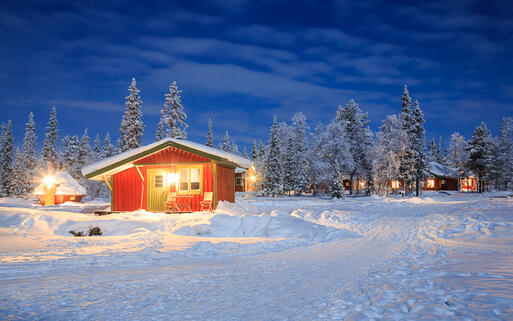 Verträumte Winterlandschaft bei Nacht in Kiruna, Schweden, Lappland © vichie81 / Shutterstock.com