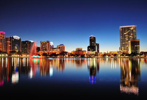 © Songquan Deng / Shutterstock.com Der See Lake Eola und die Skyline von Orlando bei Nacht, Florida, USA © Songquan Deng / Shutterstock.com