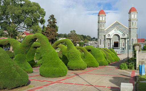 © Olaf Speier / Shutterstock.com Die Zarcero Kirche mit ihrer kunstvollen Gartenanlage in Costa Rica © Olaf Speier / Shutterstock.com