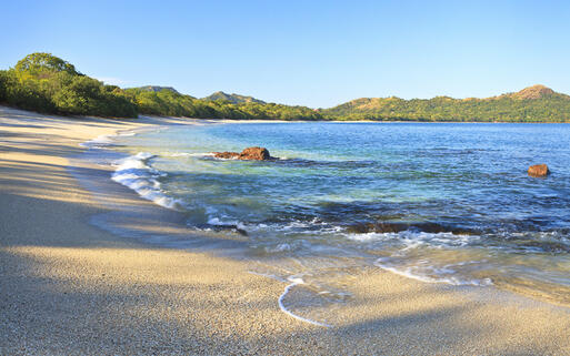 © Colin D. Young / Shutterstock.com Sand and shells on Playa Conchal and the azure waters of the Pacific Ocean in Guanacaste, Costa RIca © Colin D. Young / Shutterstock.com