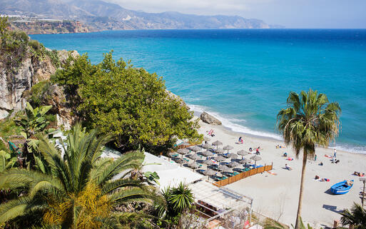 © Artur Bogacki / Shutterstock.com Strand eines Resorts in Nerja, Costa del Sol, Spanien © Artur Bogacki / Shutterstock.com