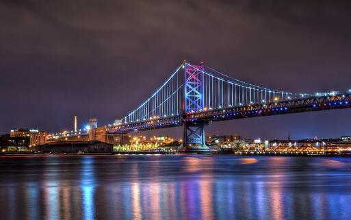 © Michael G. Mill / Shutterstock.com Die Benjamin Franklin Bridge bei Nacht, Sie verbindet Philadelphia und Camden, New Jersey, USA © Michael G. Mill / Shutterstock.com