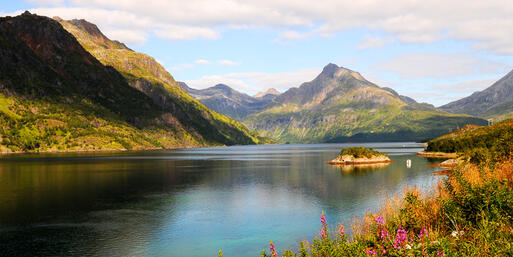 Skandinavische Idylle am See © photopalace / Shutterstock.com