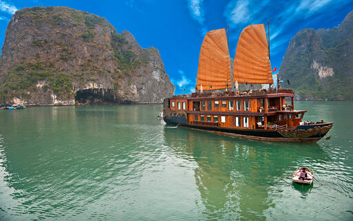Schiff in der weltberühmten Halong-Bucht © Luciano Mortula / Shutterstock.com