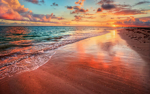 © West Coast Scapes Traumhafte Sonnenuntergangsstimmung am tropischen Strand © West Coast Scapes