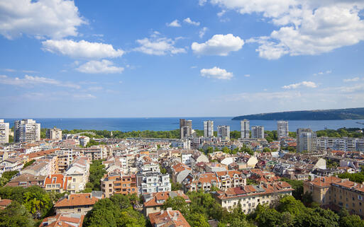 Blick über die Stadt Balchik an der Küste des Schwarzen Meers © Mira Arnaudova / Shutterstock.com