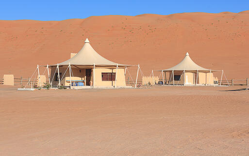 Bedouinen-Bungalows in der Wüstenlandschaft von Abu Dhabi © Charles Masters / Shutterstock.com