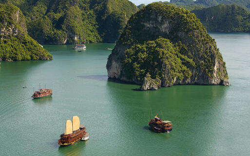 Schiffe in der Halong-Bucht © Iv Nikolny / Shutterstock.com