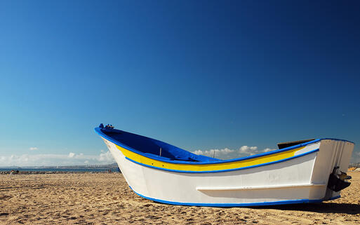 © Frank Spee / Shutterstock.com Fischerboot am Strand der Costa da Caparica, Portugal © Frank Spee / Shutterstock.com