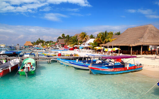 © holbox / Shutterstock.com Der bunte Pier auf der Insel Isla Mujeres © holbox / Shutterstock.com
