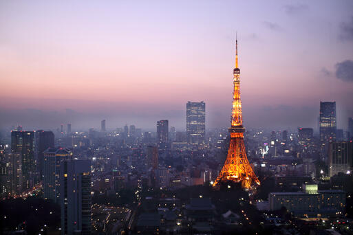 Der beleuchtete Tokyo Tower in der Skyline von Tokyo bei Nacht © J. Henning Buchholz / Shutterstock.com