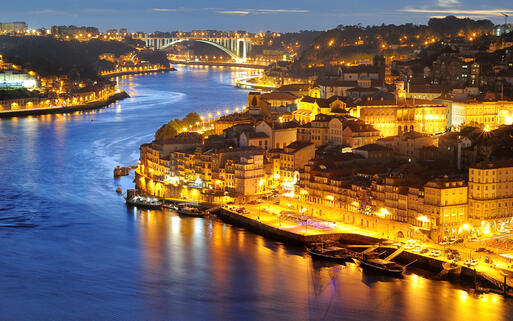 © Nick K. / Shutterstock.com Blick auf den Fluss Duero mitten in Porto © Nick K. / Shutterstock.com